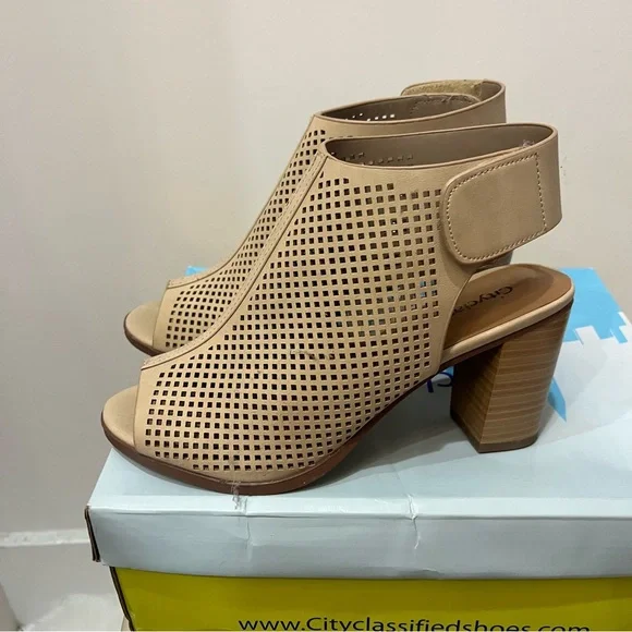 CITYCLASSIFIED Roadway Peep Toe Perforated Slingback Chunky Heel Sandals 6.5 - Picture 3 of 7